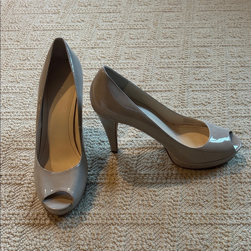 Calvin Klein Elegant Tan patent leather Peep-Toe Heels